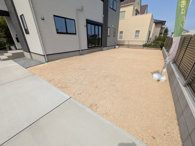 水戸市住吉町　5期　新築戸建ての庭|リビングに明るい光を届ける広々とした南庭。
お子様の遊び場やペットのスペースとしても最適です。
室内外で心地よい暮らしが叶います。
