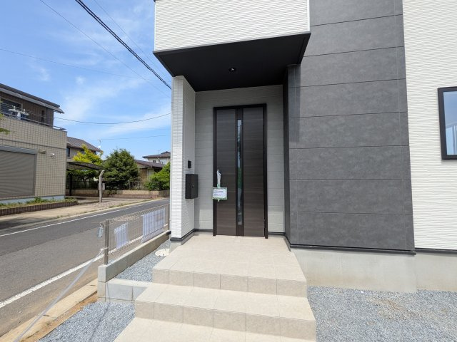 水戸市住吉町　5期　新築戸建ての玄関|お洒落な玄関ドアと洗練された外壁デザイン。家の顔にふさわしい上質な佇まいで、ご家族やお客様を迎えます。