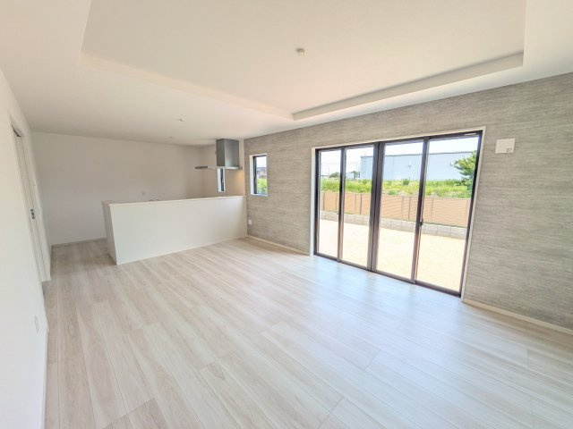 水戸市住吉町　5期　新築戸建ての居間・リビング|居心地の良いデザインと機能性を両立。ご友人を招いたり、趣味を楽しんだり、様々なシーンで活躍する団らんの中心地です。