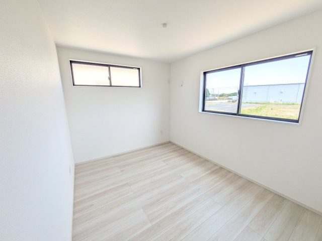 水戸市住吉町　5期　新築戸建ての洋室|たっぷり収納と明るい窓で、片付けも気持ち良くできる洋室。
お子様の「自分の部屋が欲しい」という夢を叶えます。