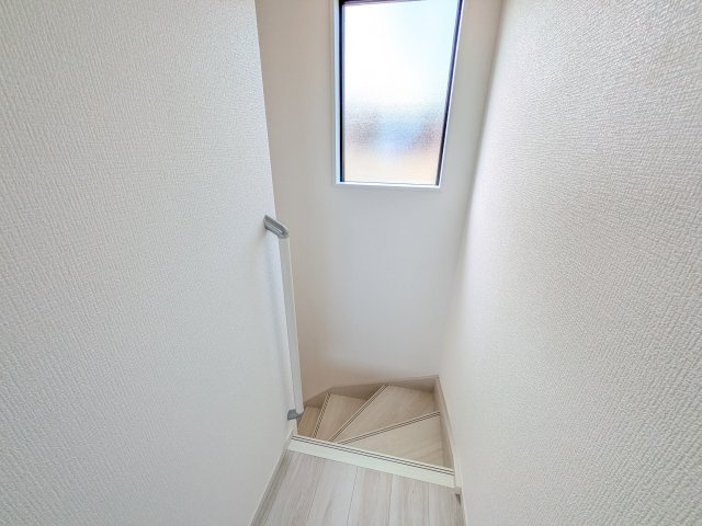 水戸市住吉町　5期　新築戸建ての内装|窓付きで明るい階段は、手すり付きでお子様からご年配の方まで安心して上り下りができます♪