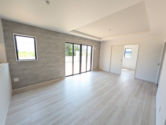 水戸市住吉町　5期　新築戸建ての居間・リビング|家族の会話が自然と弾む、広々としたゆとりのLDK。南向きの窓からたっぷりの光が射し込む明るく快適な空間です。
