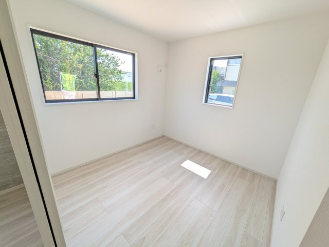 水戸市住吉町　5期　新築戸建ての洋室|リビングと繋がる多目的スペース。引き戸を開ければ広々LDK、閉じれば客間や書斎、お子様の遊び場に早変わりします。日当たりも良好です♪