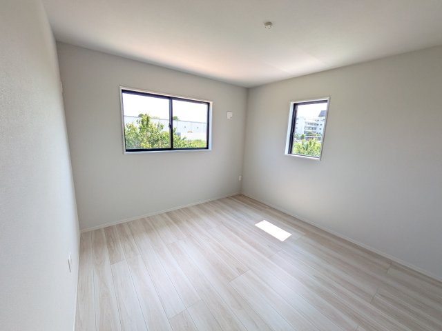 水戸市住吉町　5期　新築戸建ての洋室|バルコニーに面した２面採光で明るく開放的な洋室です。
デザイン性の高いアクセントクロスで、落ち着いた雰囲気を演出。収納力たっぷりのWIC完備で、室内をすっきりと保てます♪
