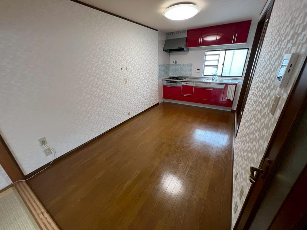 野里町　中古一戸建てのキッチン|LDK9.0帖
■物件内覧・資金計画相談・住宅ローン相談、リフォーム相談、お問合せ受付中■
※当日・翌日のご内覧、ご相談はお電話でのお問合せがスムーズです！