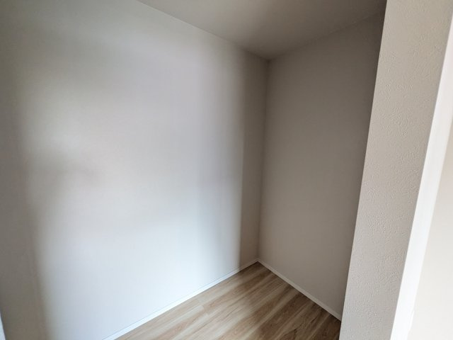 水戸市渡里町　4期　新築戸建ての収納|大容量のウォークインクローゼット。衣類はもちろん、スーツケースや季節の家電もまとめて収納でき、居室空間をすっきりと保ちます。