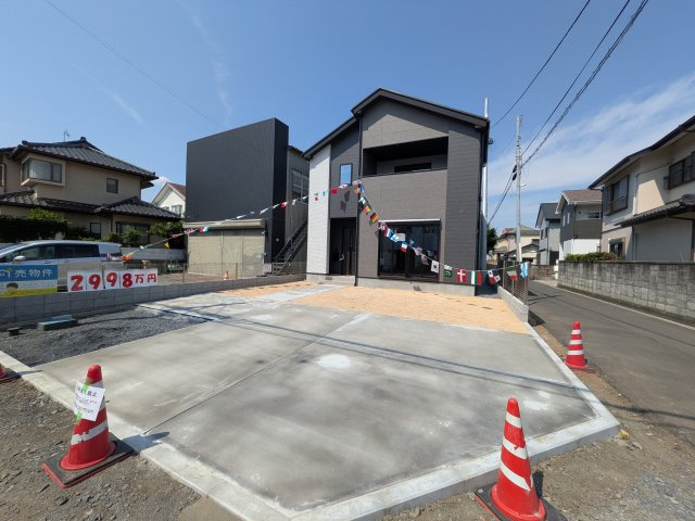 水戸市渡里町　4期　新築戸建ての前面道路含む現地写真|現地完成済で建物や駐車場、お庭も全てご覧いただけます。
陽当たりや敷地の広さをご確認できます！
本日のご見学も可能です♪
お気軽にお電話またはお問い合わせください。