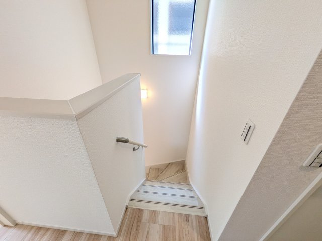 水戸市渡里町　4期　新築戸建ての内装|窓付きで明るい階段は、手すり付きでお子様からご年配の方まで安心して上り下りができます♪