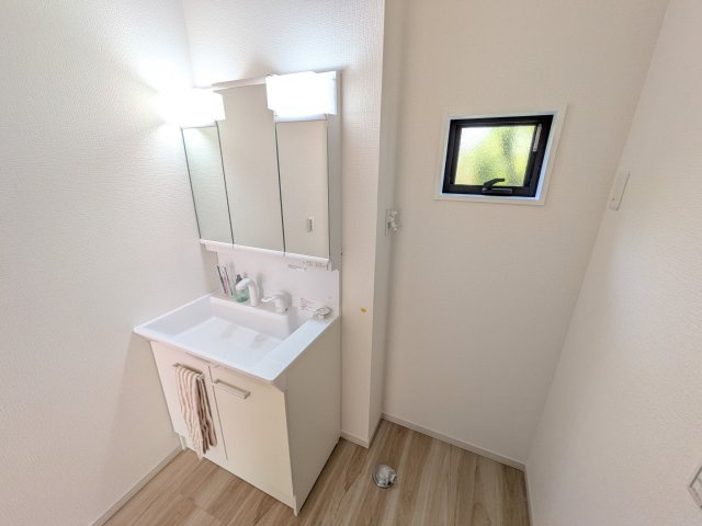 水戸市渡里町　4期　新築戸建ての独立洗面台|三面鏡の洗面化粧台はミラー扉の内側がすべて収納スペースになっており、収納力も魅力的です♪
ボックスティッシュも収納可能で、可変トレイは収納物に応じて高さ調整ができます！
取り外して洗えるので清潔です♪