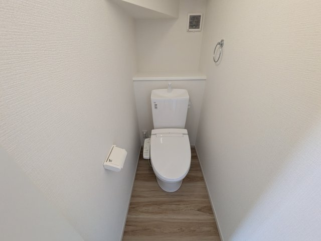 水戸市渡里町　4期　新築戸建てのトイレ|高い節水性能で、水道代を大幅にカット。環境とお財布に優しく、家計をしっかりサポートします。
もちろん温水洗浄便座付きです♪