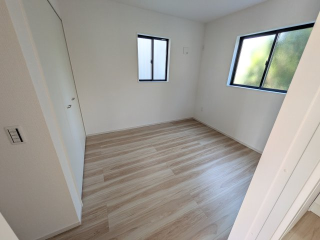水戸市渡里町　4期　新築戸建ての洋室|リビングと繋がる多目的スペース。引き戸を開ければ広々LDK、閉じれば客間や書斎、お子様の遊び場に早変わりします。日当たりも良好です♪