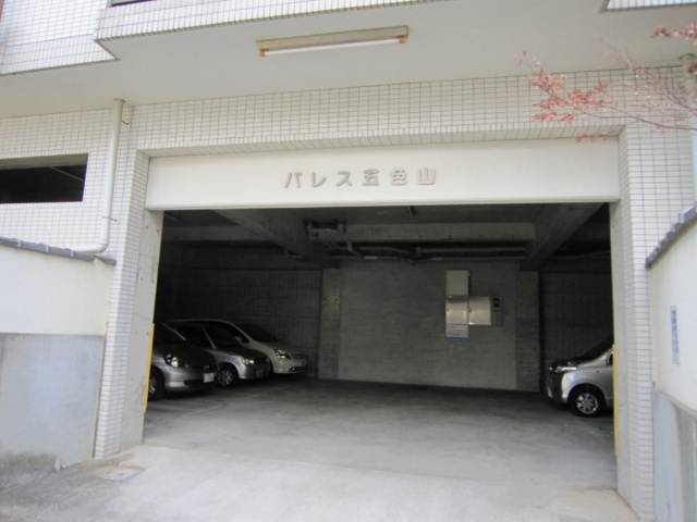 パレス五色山の駐車場