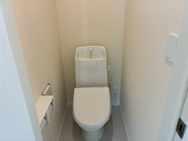 【洋室】 | 三島市平田123番 新築建売分譲住宅 建物＋土地 TW06165 | 三島市平田　A号棟　2階トイレ　※令和8年8月7日撮影