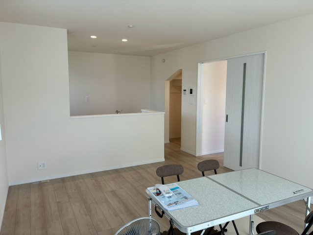 【居間・リビング】 | 三島市平田123番 新築建売分譲住宅 建物＋土地 TW06165 | 三島市平田　A号棟　リビング　※令和8年8月7日撮影