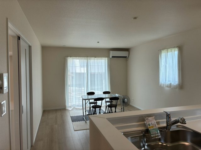 【居間・リビング】 | 三島市平田123番 新築建売分譲住宅 建物＋土地 TW06165 | 三島市平田　A号棟　リビング　※令和8年8月7日撮影