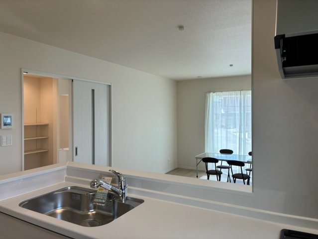 【居間・リビング】 | 三島市平田123番 新築建売分譲住宅 建物＋土地 TW06165 | 三島市平田　A号棟　リビング　※令和8年8月7日撮影