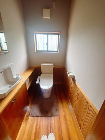 【中古戸建】藤岡市下大塚のトイレ|■トイレ｜1階・2階にトイレをご用意しています♪窓付きなので、常に換気もできるので綺麗を保てます☆