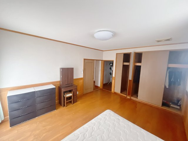 【中古戸建】藤岡市下大塚の洋室|■洋室｜お子様の一人部屋にピッタリな洋室。木のぬくもりを感じるフローリングは、天然木の味わいが時とともに深みを増していきます。また、傷にも強く、フリーワックスでお手入れもラクラクです♪
