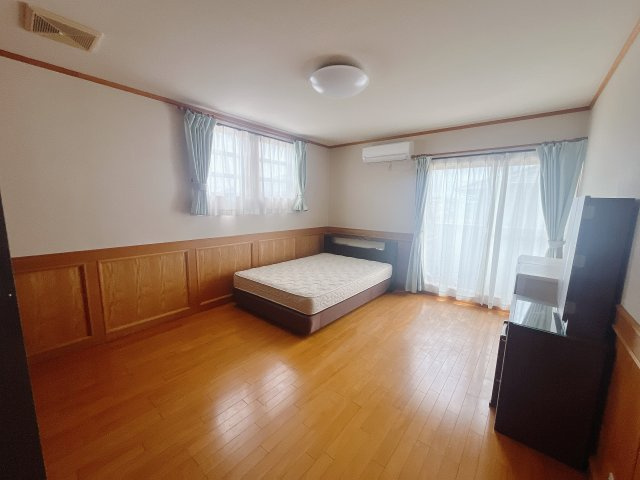 【中古戸建】藤岡市下大塚の洋室|■洋室｜ナチュラルカラーの床です。模様替えなどとても楽しく工夫できます♪陽当たり、風通しもとても良いので毎日快適な生活スタートです！子供部屋にも良いですね♪
