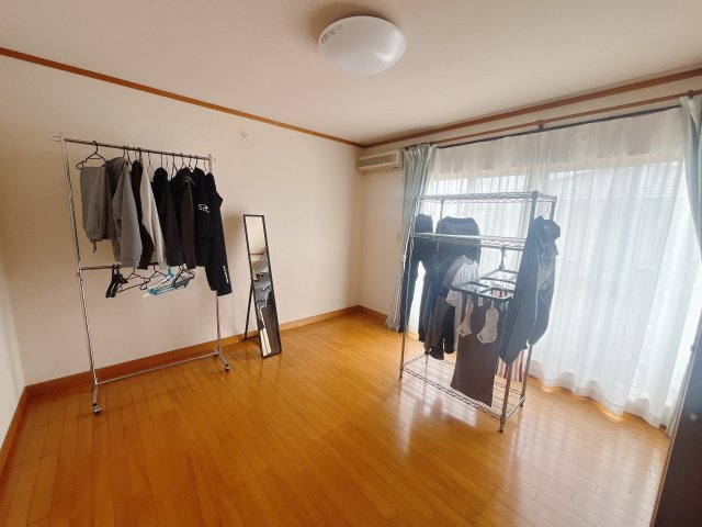 【中古戸建】藤岡市下大塚の洋室|■洋室｜洋室には大きな窓をご用意しています。日中はあたたかな日差し差し込み自分時間も充実できますね＾＾