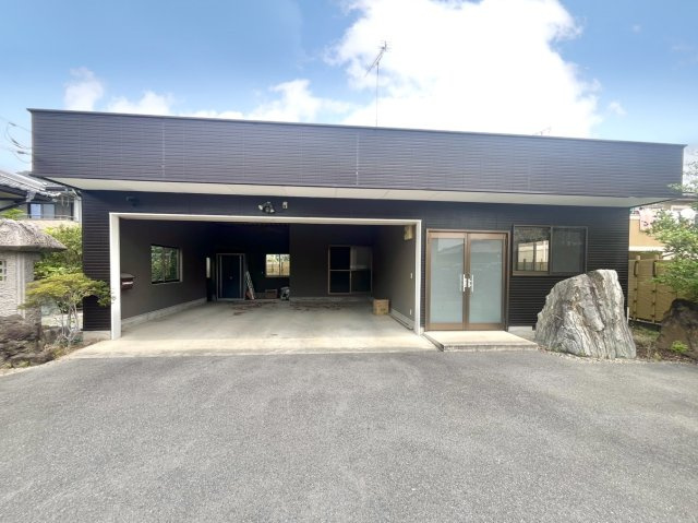 【中古戸建】藤岡市下大塚の外観|■別棟・車庫｜車庫もついています。ご自身の愛車も友人の愛車もしっか守れるので安心です♪