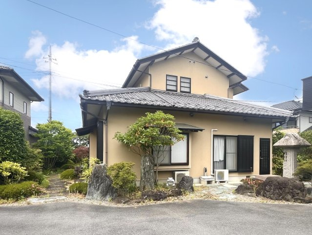 【中古戸建】藤岡市下大塚の外観|■外観｜土日のご見学はもちろん、平日・夜間のご案内も大歓迎です♪「今から見たい」や「仕事終わりに見たい」にもご対応できますのでお気軽にお問い合わせください♪