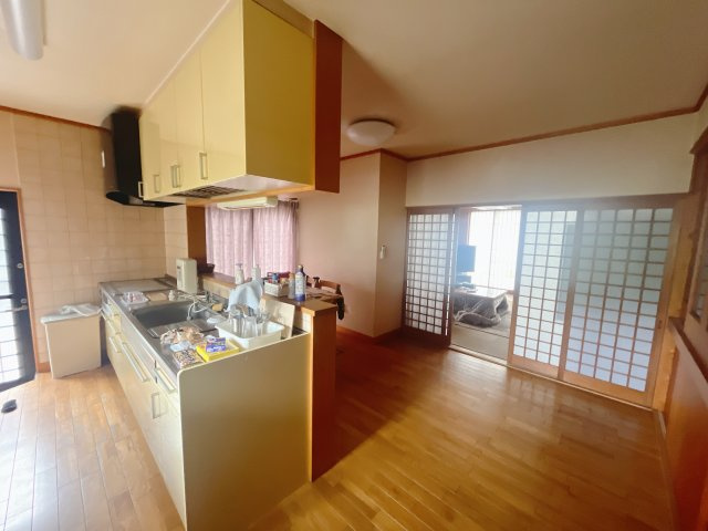 【中古戸建】藤岡市下大塚のキッチン|■キッチン｜作業がはかどる広々カウンタースペース。会話がはずむ「オープンキッチン」なので家族とのコミュニケーションも活発になります。