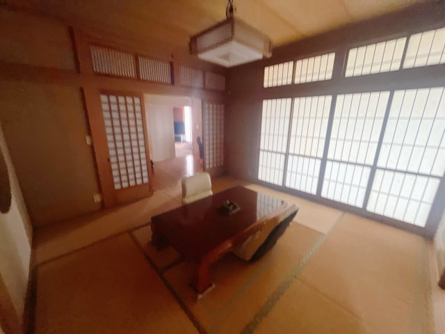 【中古戸建】藤岡市下大塚の和室|■和室｜意外と場所をとるアイロンがけや、お洗濯物を畳むときにも広々と使うことができ、ちょっと一休みしたいとき、すぐに横になれるのも魅力です♪