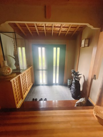 【中古戸建】藤岡市下大塚の玄関|■玄関｜「玄関から、我が家を心地よく。自然の風や光を感じられる気持ちのいい玄関へ。」