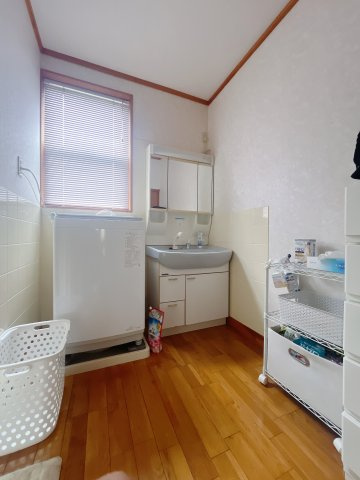 【中古戸建】藤岡市下大塚の独立洗面台|■洗面室｜ゆとりのある洗面脱衣室ではお子様と並んで歯磨きもできるので一緒に成長を楽しめます♪ひろびろとした洗面室で、朝の準備も楽しくなります☆.*
