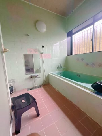 【中古戸建】藤岡市下大塚の浴室|■浴室｜足を伸ばしてゆったりと入浴ができる1坪タイプのバスルームです♪備え付けの棚には家族一人一人のシャンプーを分けて置くことができます♪バスルームをいつもすっきりと使えますね♪