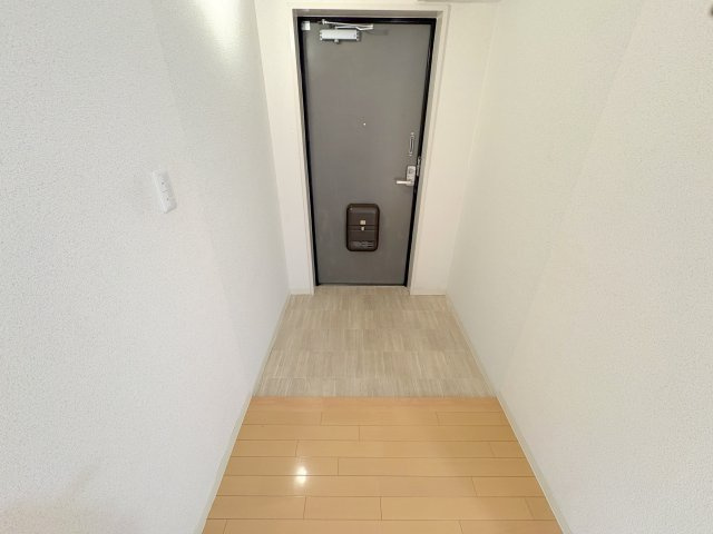 グランドパレス学園前C棟の玄関