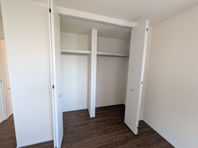 小美玉市納場　第5　新築戸建て　の収納|衣類や季節ものバッグ、帽子などの小物もまとめて収納できる広々としたウォークインクローゼット♪