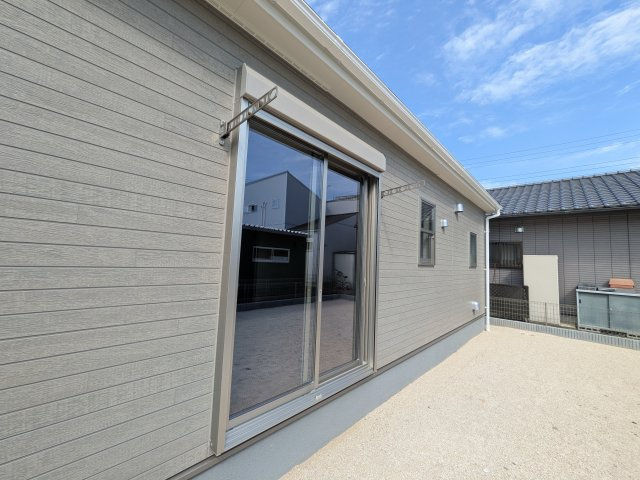 小美玉市納場　第5　新築戸建て　の外観|現地完成済で建物も駐車場やお庭も全てご覧いただけます。
ご自身の目で街並みや敷地の広さ、陽当たりをご確認ください。