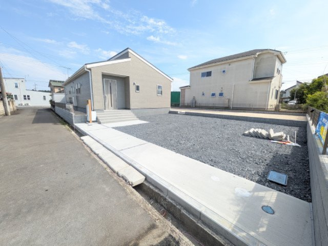 小美玉市納場　第5　新築戸建て　の駐車場|駐車は4台以上可能です♪
現地案内会開催中です！ 平日のご見学も可能です。 お気軽にお問い合わせください♪ 【リアライズ不動産】 0297-86-8370まで♪
