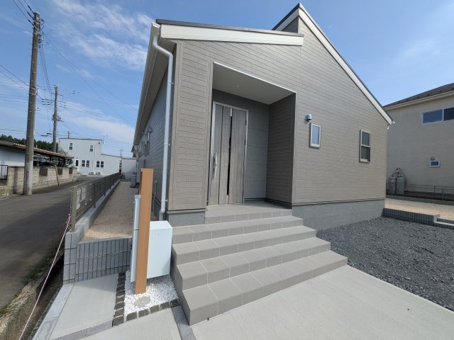 小美玉市納場　第5　新築戸建て　の玄関|お洒落な玄関ドアと洗練された外壁デザイン。家の顔にふさわしい上質な佇まいで、ご家族やお客様を迎えます。