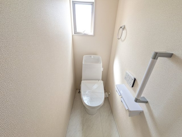 小美玉市納場　第5　新築戸建て　のトイレ|窓付きで明るく白を基調とした清潔感のあるトイレは温水洗浄便座付きです♪
