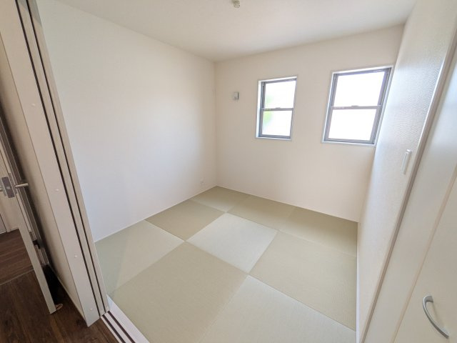 小美玉市納場　第5　新築戸建て　の洋室|２面採光で明るい洋室♪
