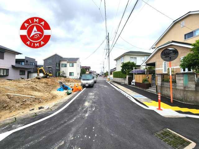 福岡市早良区田隈3丁目第8-2棟（1号棟）の前面道路含む現地写真|前面道路は閑静な住宅地をはしる車通りの少ない道路。お車の出し入れが苦手なママや小さなお子様にも安心ですね。しっかり舗装もされているので、ベビーカーや自転車で通っても快適に通行できます。