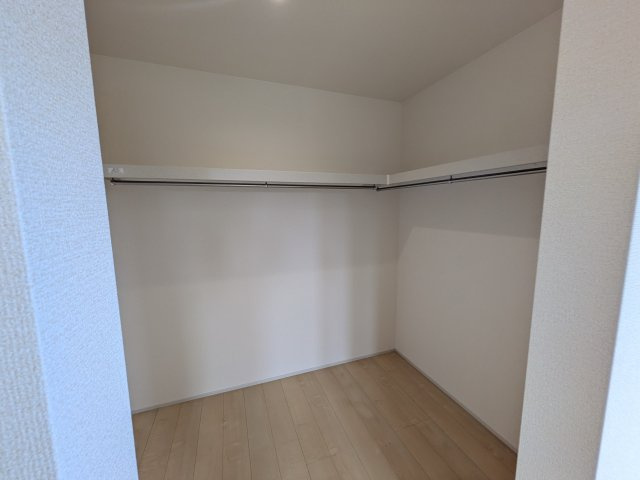 小美玉市清風台団地　6期　新築戸建ての収納|衣類や季節ものバッグ、帽子などの小物もまとめて収納できる広々としたウォークインクローゼット♪