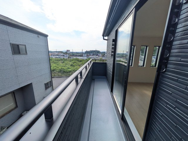 小美玉市清風台団地　6期　新築戸建てのバルコニー|広々としたワイドバルコニーは、日当たり良好で毎日の洗濯物干しに最適です。