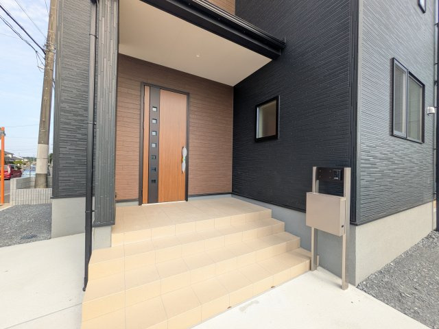 小美玉市清風台団地　6期　新築戸建ての玄関|お洒落な玄関ドアと洗練された外壁デザイン。家の顔にふさわしい上質な佇まいで、ご家族やお客様を迎えます。