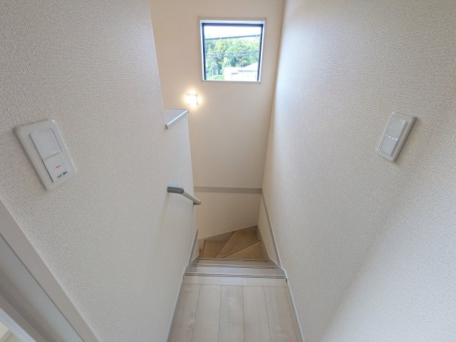 小美玉市清風台団地　6期　新築戸建ての内装|窓付きで明るい階段は、手すり付きでお子様からご年配の方まで安心して上り下りができます♪