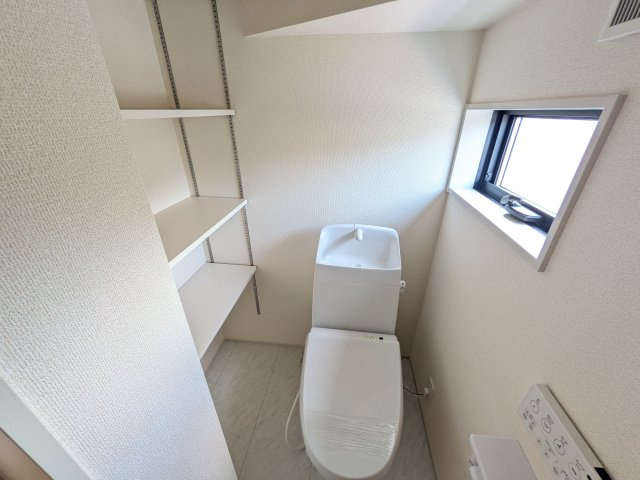 小美玉市清風台団地　6期　新築戸建てのトイレ|窓付きで明るく白を基調とした清潔感のあるトイレは温水洗浄便座付きです♪
