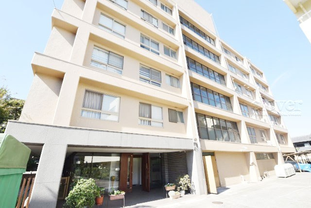 【外観】 | 城北台マンション | 手入れの行き届いた外壁やエントランスなど、「見ればわかる」レベルで清潔感を保ったマンションです。築年数を感じさせない姿で皆様をお出迎えします。～即日のご見学可能～　お問合せはお気軽にどうぞ。