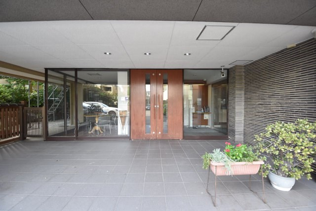【エントランス】 | 城北台マンション | オートロックを備えた、マンションのエントランス。やはりセキュリティの観点は欠かすことができません。皆様を“安全”に送り出し、出迎えてくれます。～即日のご見学可能～　お問合せはお気軽にどうぞ。
