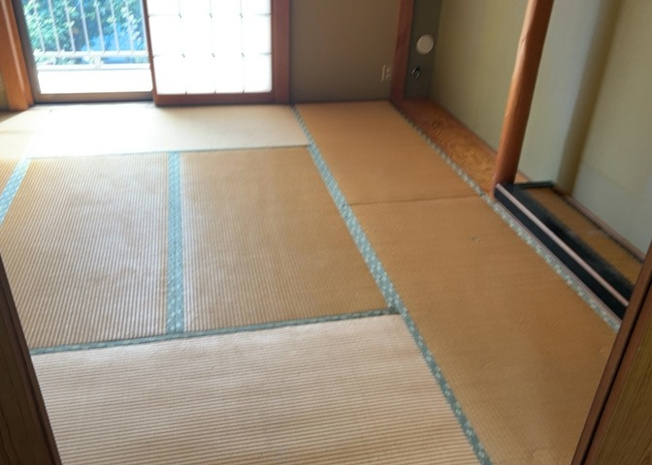 【洋室】 | 洋室のメリットは重い家具が置きやすく、身の回りが整理しやすいことです。 床がフローリングのため畳とは異なり凹みにくいです。 クローゼットなど収納が豊富で、普段使わない旅行カバンや服の整頓も簡単にです。