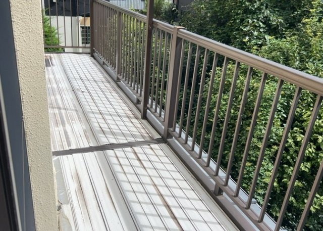 【バルコニー】 | バルコニーは、室外の専用スペースのうち、「屋根がなく開放された空間」であるものを指します。ベランダより広いタイプのものが多く、日当たりもよいため家庭菜園などを楽しみたい人にとって適した環境となります。