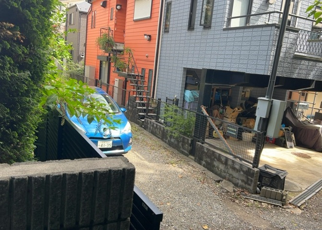【駐車場】 | 駐車場と明記されていても、最小スペースでつくられた駐車場だと大型車は駐車できなかったり、出入りしにくくなったりする可能性があります。お車のサイズと購入したい物件の駐車場のサイズを現地で確認しましょう。