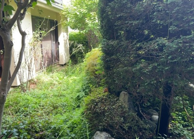 【庭】 | 庭があることでガーデニングや家庭菜園はもちろん、こどもの遊び場やペットを放して遊ぶことができます。また、家の周囲に余裕があるということです。隣地との間があれば、十分な日当たりと、風通しが確保できます。